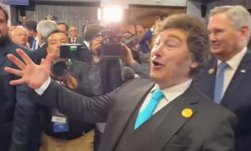 Flávio Bolsonaro encontra Milei no Chile e presidente argentino diz: ‘Você vai ganhar’ (Veja o vídeo!)