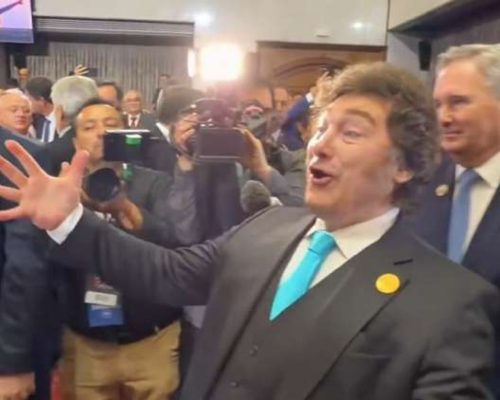 Flávio Bolsonaro encontra Milei no Chile e presidente argentino diz: ‘Você vai ganhar’ (Veja o vídeo!)