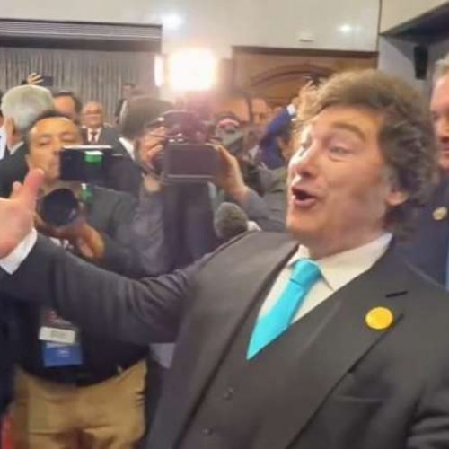 Flávio Bolsonaro encontra Milei no Chile e presidente argentino diz: ‘Você vai ganhar’ (Veja o vídeo!)