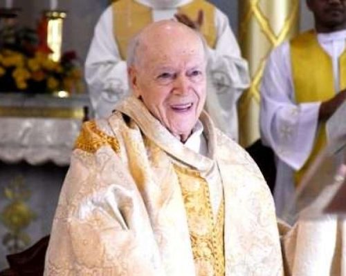Padre centenário morre ao concluir Ave‑Maria e gera comoção em Juiz de Fora