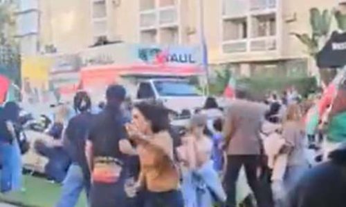 Caminhão ataca manifestantes anti‑Irã em Los Angeles – veja o vídeo