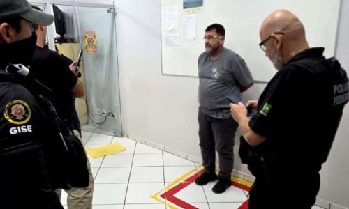 Foragido há mais de 30 anos que assassinou ex-esposa com 72 facadas é entregue pelo Paraguai à Polícia Federal