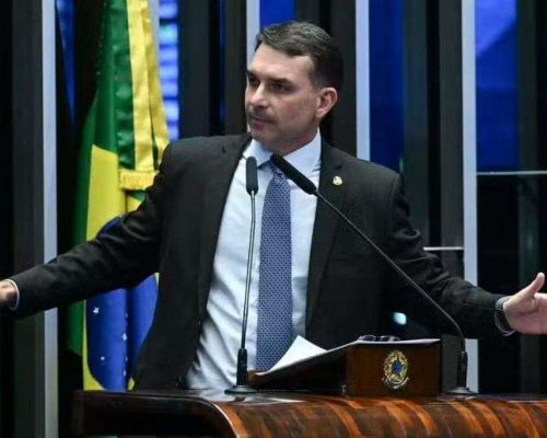 Flávio Bolsonaro vai ao evento do BTG, recebe aplausos e compara Lula a um carro velho