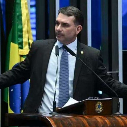 Flávio Bolsonaro vai ao evento do BTG, recebe aplausos e compara Lula a um carro velho
