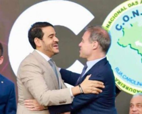 Mendonça encontra pessoalmente Messias e abraça o indicado por Lula ao STF