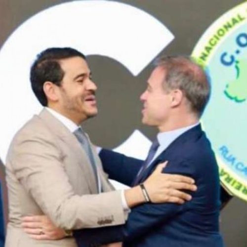 Mendonça encontra pessoalmente Messias e abraça o indicado por Lula ao STF