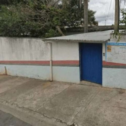 Ex-aluno invade escola com facão, ataca professora e é contido por segurança antes da chegada da polícia