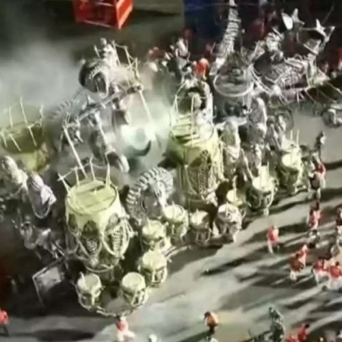 Carro alegórico no Carnaval do Rio atropela vítima, que fica com fratura exposta nas pernas
