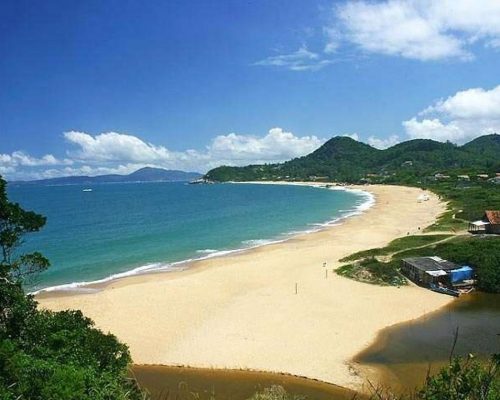 Ministro do STJ ameaça estudante de 18 anos na praia de Balneário Camboriú