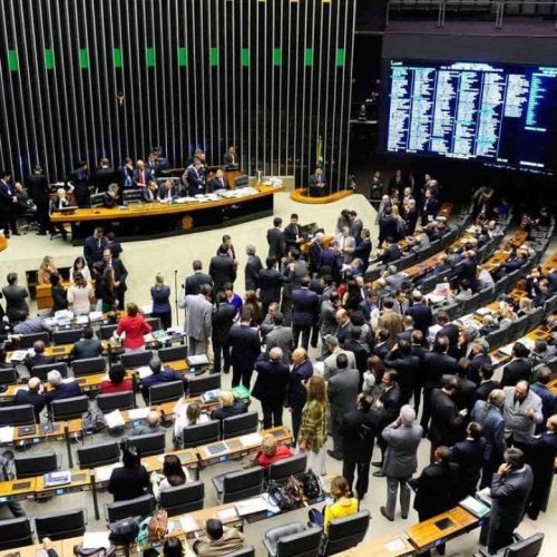 Aumento salarial “merecido” e folga a cada três dias: o Congresso se protege às custas do contribuinte
