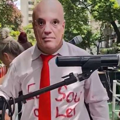 MORAES É ALVO DOS FOLIÕES NO CARNAVAL DE BH (VEJA O VÍDEO)