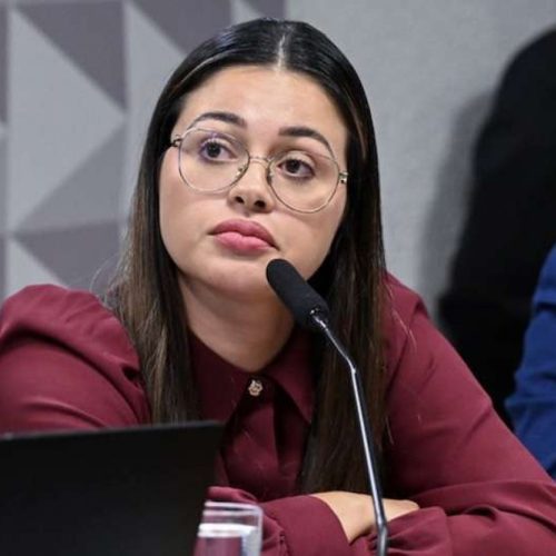 Empresária passa mal na CPMI do INSS ao ser questionada sobre a ‘profissão’ do marido investigado por movimentar R$ 315 milhões