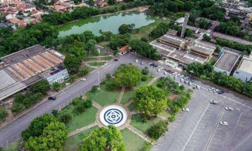 Professor aparece pelado em reunião virtual com reitora e alunos de universidade federal