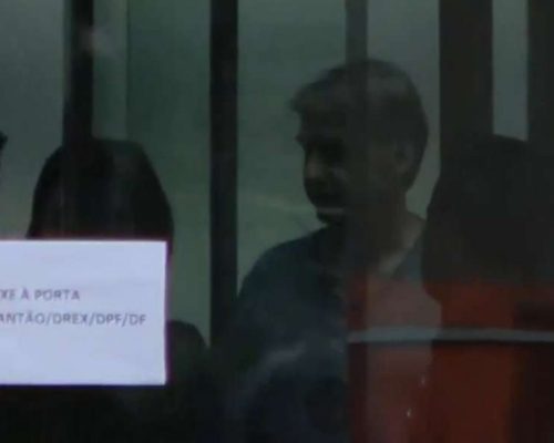Estranhamente, PF proíbe entrada de refeições da família para Bolsonaro