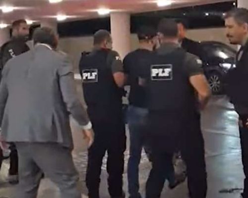 URGENTE: Homem se acorrenta no Congresso e acaba preso (veja o vídeo)