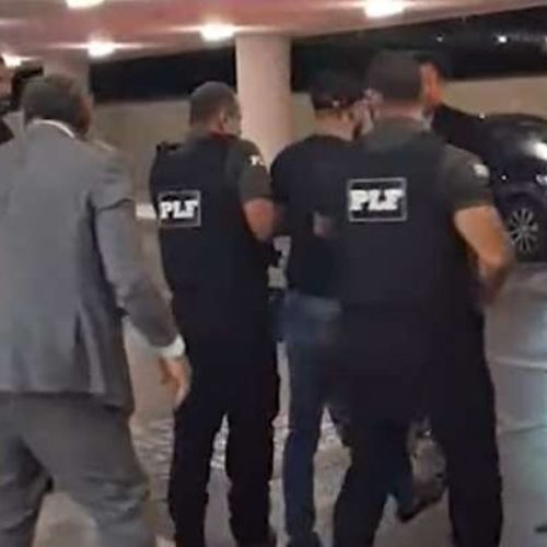 URGENTE: Homem se acorrenta no Congresso e acaba preso (veja o vídeo)