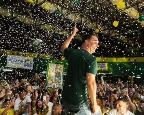 Flávio Bolsonaro constrói estrutura de palanques três vezes maior que a do pai em 2022