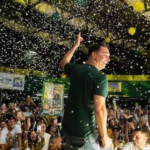 Flávio Bolsonaro constrói estrutura de palanques três vezes maior que a do pai em 2022