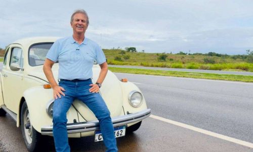 Ex-deputado usa Fusca 1975 para protestar contra ampliação da vistoria veicular