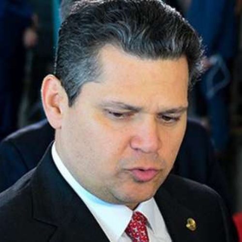 Alcolumbre ignora ligações de apoiadores de Jorge Messias e clima fica tenso na véspera da sabatina