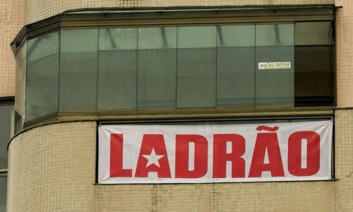 PF vai à casa de cidadão para forçar retirada de faixa com a palavra ‘ladrão’ antes de evento de Lula