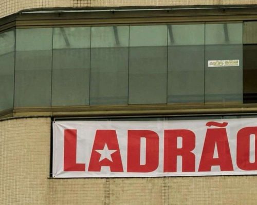 PF vai à casa de cidadão para forçar retirada de faixa com a palavra ‘ladrão’ antes de evento de Lula