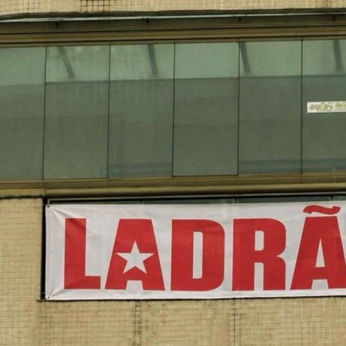 PF vai à casa de cidadão para forçar retirada de faixa com a palavra ‘ladrão’ antes de evento de Lula