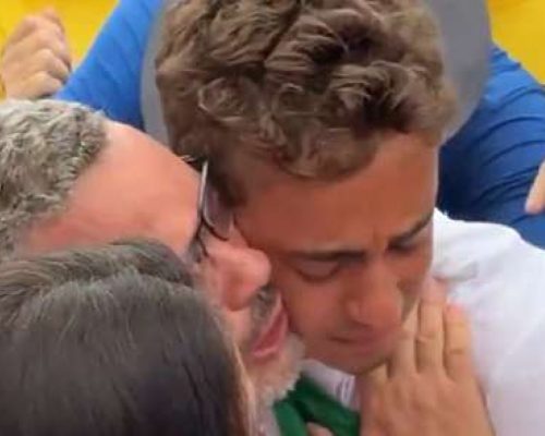 Nikolas chora ao reencontrar a família na Caminhada pela Justiça (Veja o vídeo)