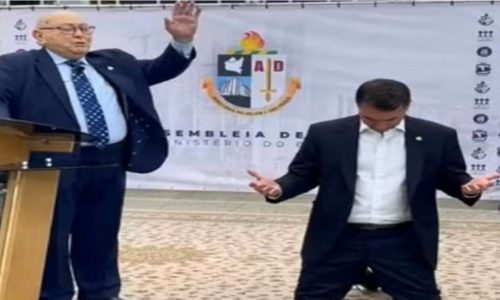 Flávio Bolsonaro faz tour entre evangélicos e de joelhos recebe benção de bispo: “Que o Senhor o leve para ser presidente da nossa nação”
