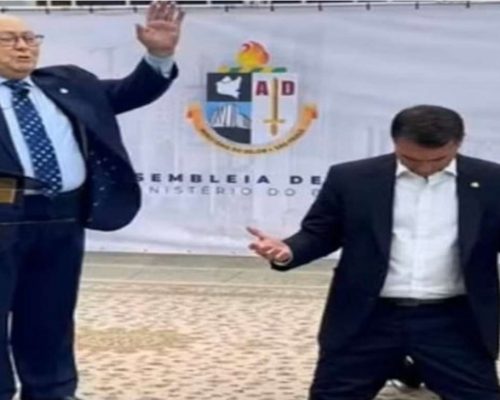 Flávio Bolsonaro faz tour entre evangélicos e de joelhos recebe benção de bispo: “Que o Senhor o leve para ser presidente da nossa nação”