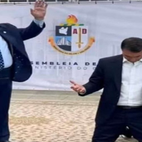 Flávio Bolsonaro faz tour entre evangélicos e de joelhos recebe benção de bispo: “Que o Senhor o leve para ser presidente da nossa nação”