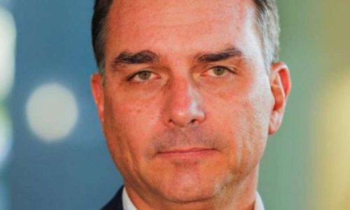 Flávio Bolsonaro adota discurso técnico nas primeiras entrevistas