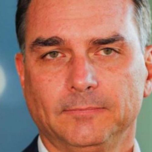 Flávio Bolsonaro adota discurso técnico nas primeiras entrevistas