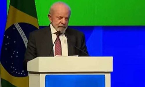 Lula desvia das críticas e joga responsabilidade da homenagem carnavalesca no colo de dona Lindu — Veja o vídeo!