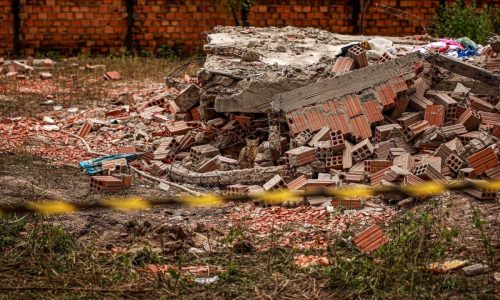 Sobrado desaba no Piauí e mata mãe grávida e dois filhos soterrados