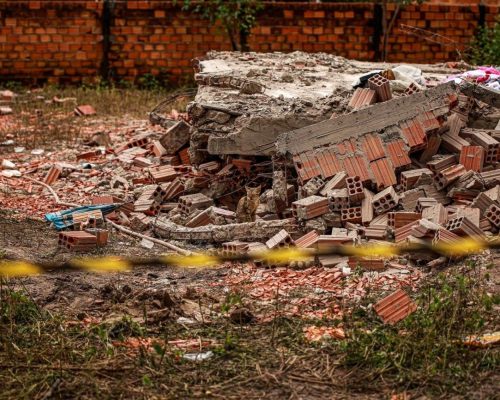 Sobrado desaba no Piauí e mata mãe grávida e dois filhos soterrados