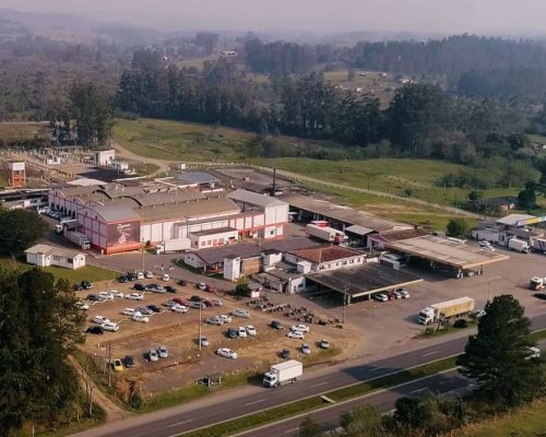 Frigorífico faz demissão em massa e operários protestam em busca de verbas rescisórias