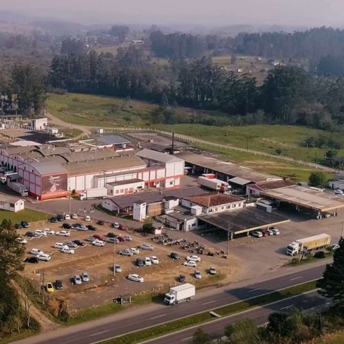 Frigorífico faz demissão em massa e operários protestam em busca de verbas rescisórias