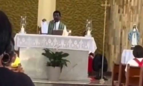 Padre nega a eucaristia a fiéis que apoiam Nikolas e os expulsa da igreja (VEJA O VÍDEO)