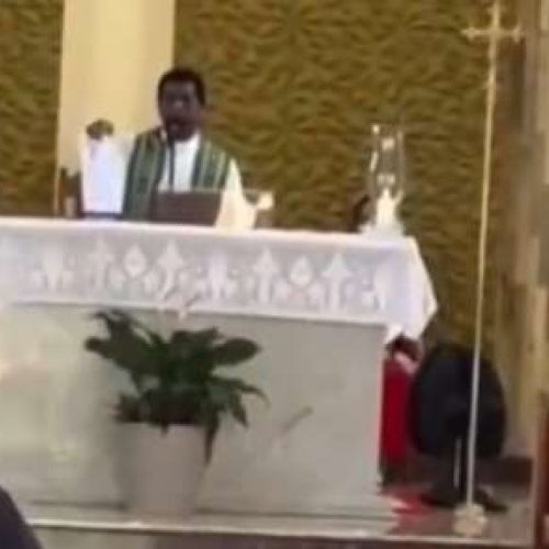Padre nega a eucaristia a fiéis que apoiam Nikolas e os expulsa da igreja (VEJA O VÍDEO)