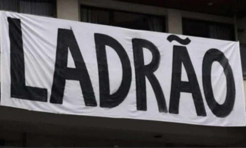 Governo autoritário transforma protesto local em desastre nacional: a burrice da PF com a faixa “ladrão”