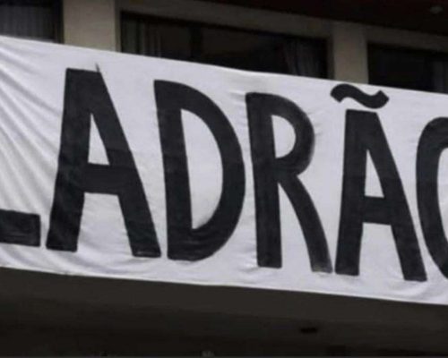 Governo autoritário transforma protesto local em desastre nacional: a burrice da PF com a faixa “ladrão”