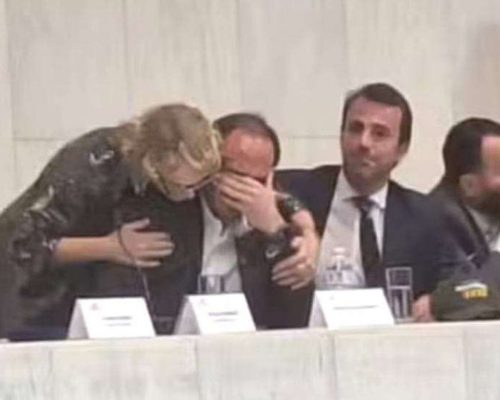 Carlos recebe homenagem e chora ao falar do pai, refém do sistema