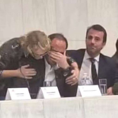 Carlos recebe homenagem e chora ao falar do pai, refém do sistema