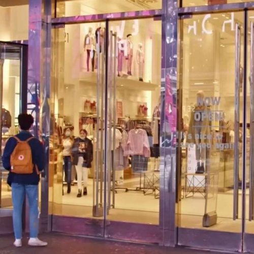 Famosa marca de roupas choca a todos ao fechar 300 lojas e declarar falência