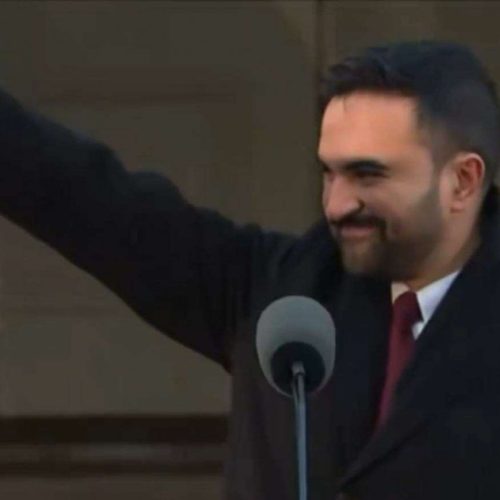 Prefeito comunista de Nova York replica gesto de Elon Musk e a mídia de esquerda cala (VEJA O VÍDEO)