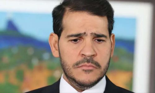 Messias chora copiosamente ao tentar justificar parecer pró-aborto, mas não convence