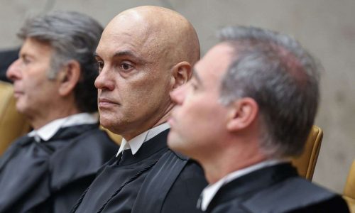 Documentário que expôs Moraes ao mundo ganha versão em português e volta a assombrar o ministro (Veja o vídeo!)