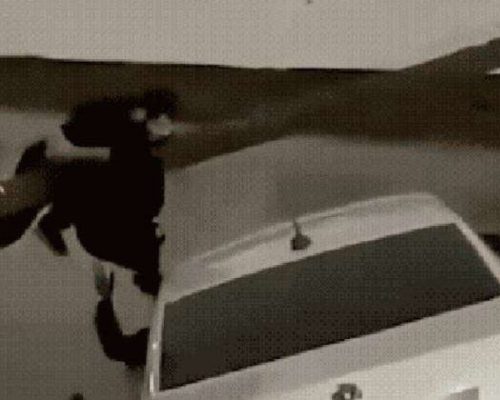 Populares salvam criança de táxi que despencou em correnteza e afundou no canal (Veja o vídeo)