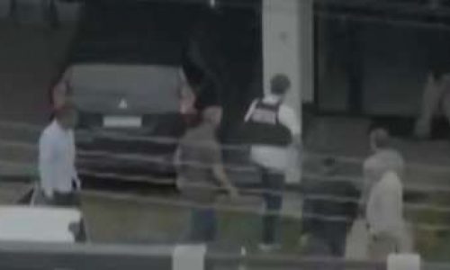 Policial é atacado por cães dentro da residência de Bolsonaro durante prisão domiciliar